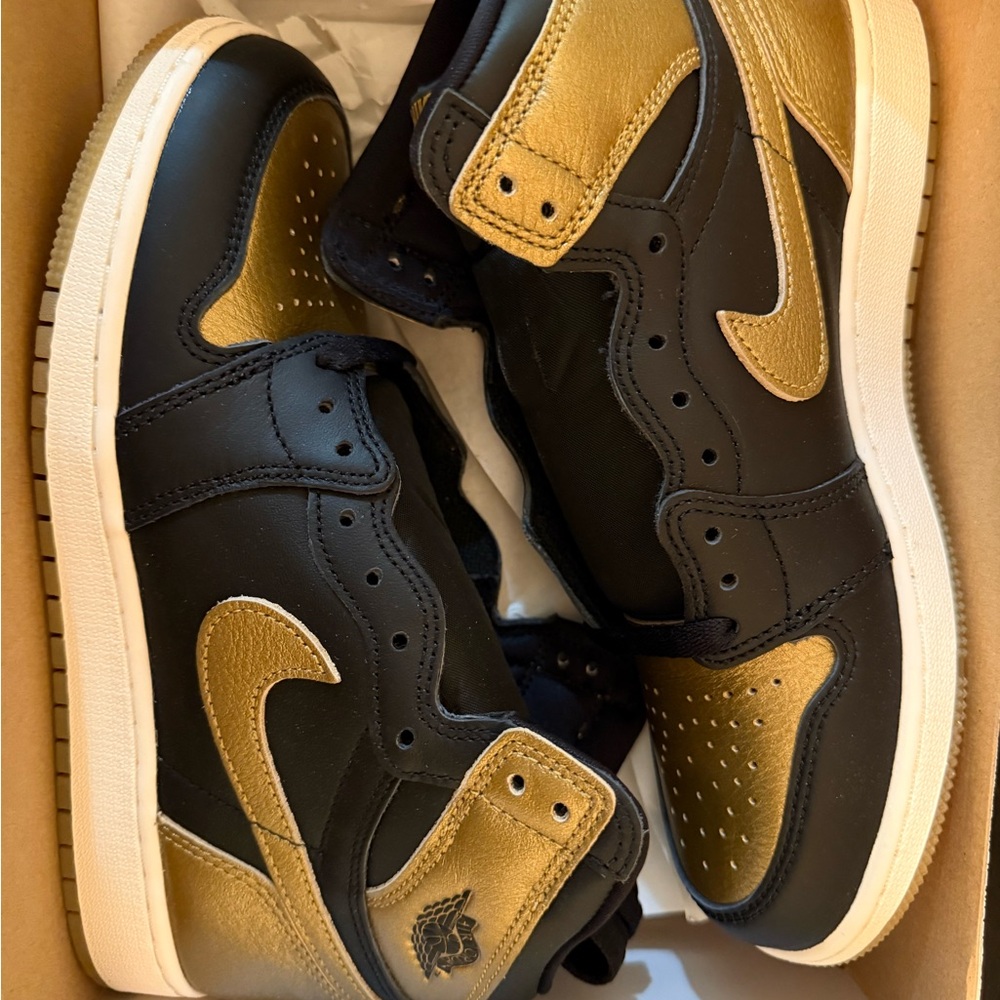 Jordan 1 Retro High OG ‘Black Metallic Gold’